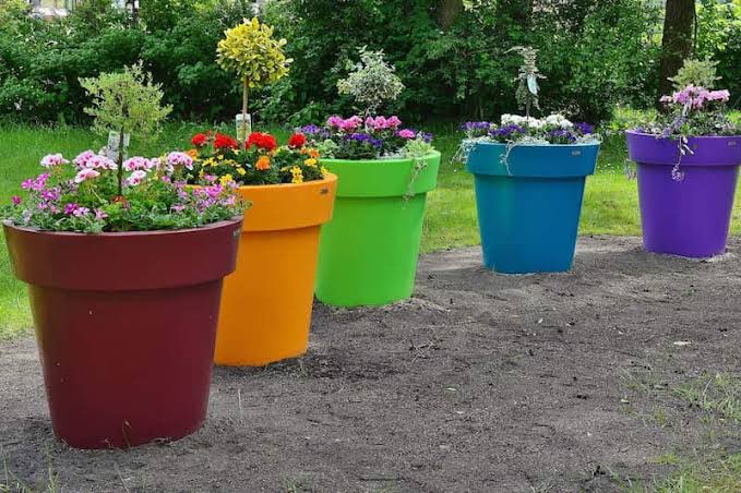 گلدان‌ های پلاستیکی رنگی