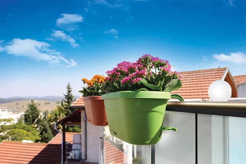 گلدان پلاستیکی روی نرده