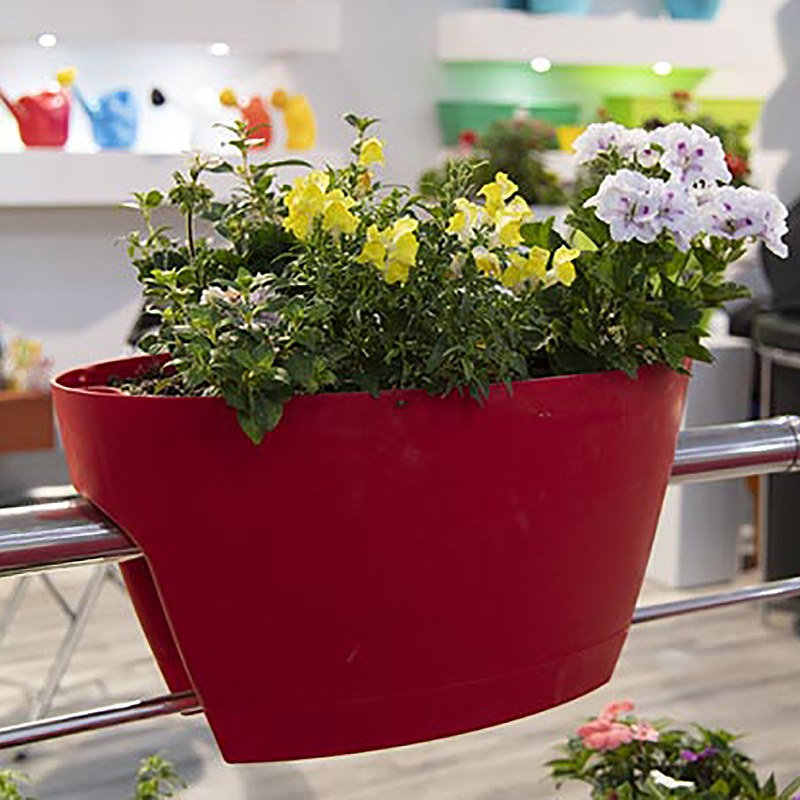 گلدان پلاستیکی روی نرده