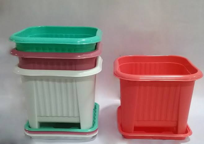 گلدان‌ های پلاستیکی