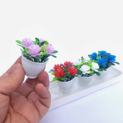 گلدان پلاستیکی با گل مصنوعی