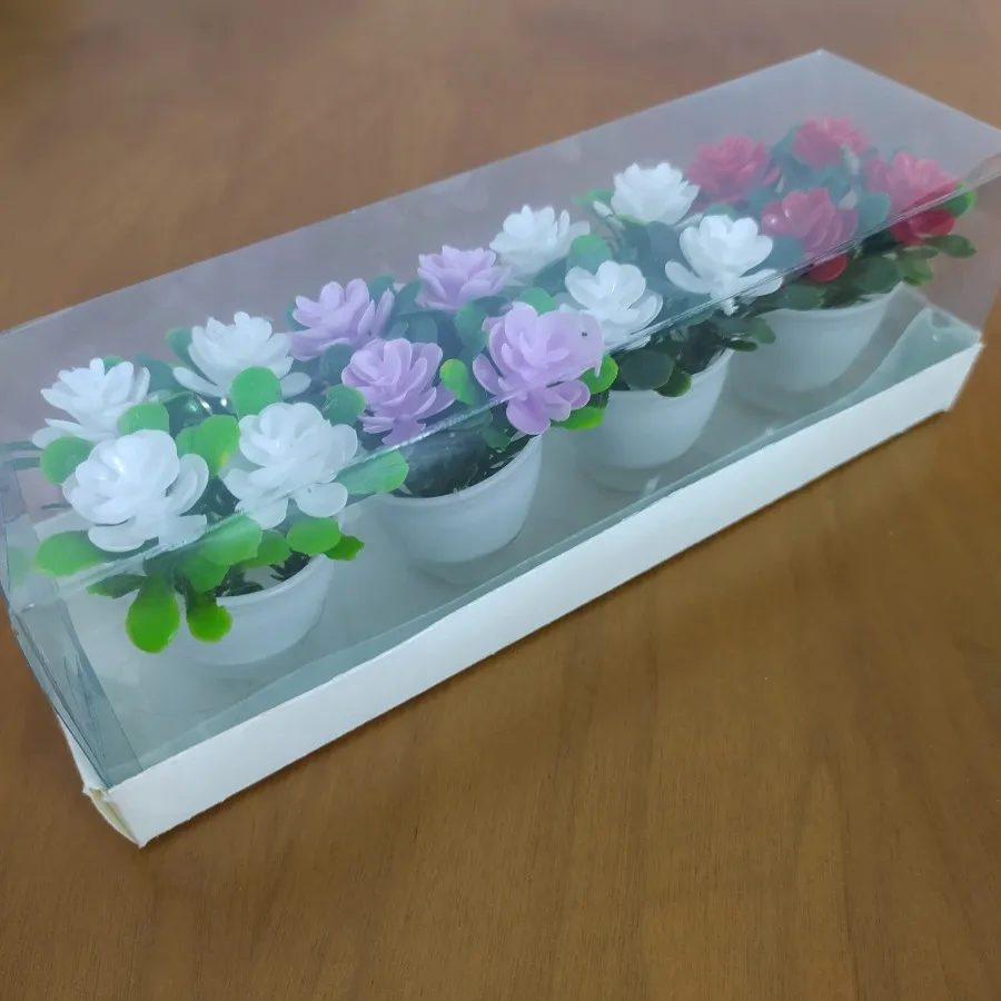 گلدان پلاستیکی با گل مصنوعی